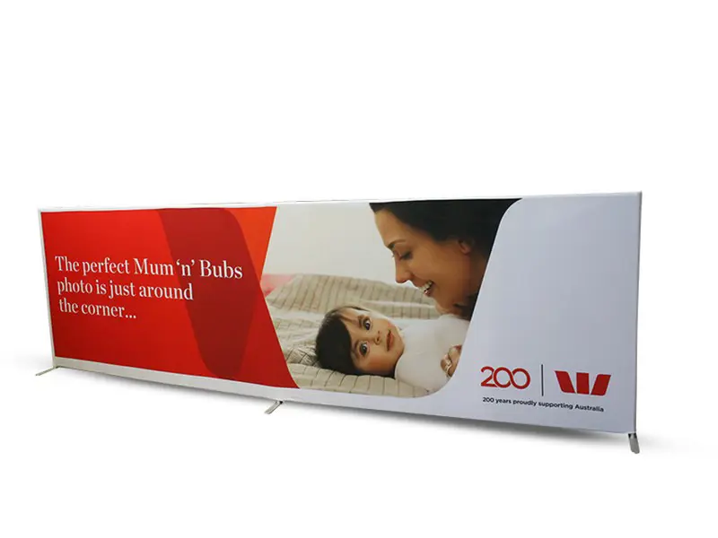 Straight 5m shopping centre wall with square corners