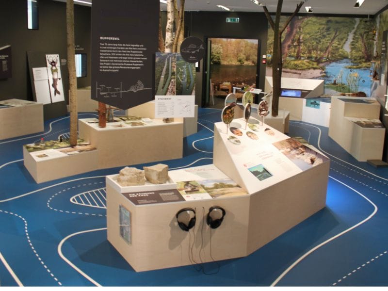 Printed vinyl flooring in an exhibition - Displays2Go