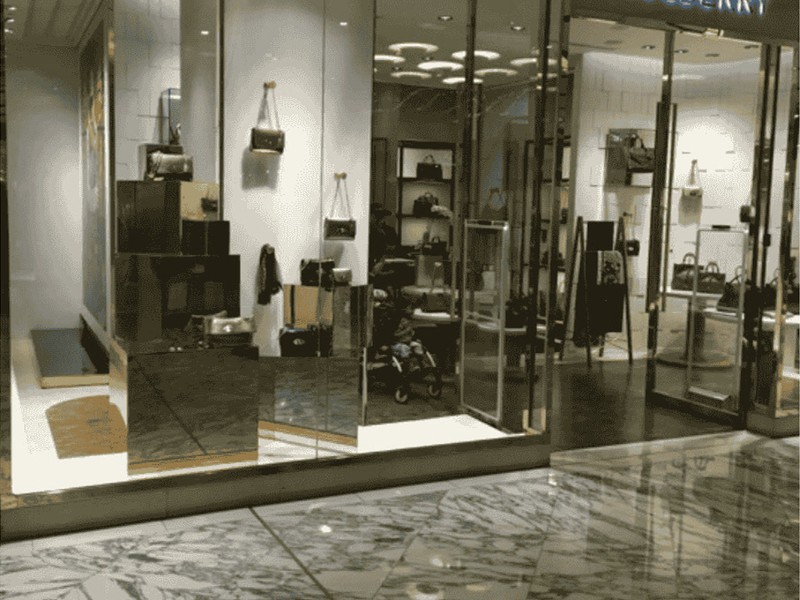 Gold mirror plinth